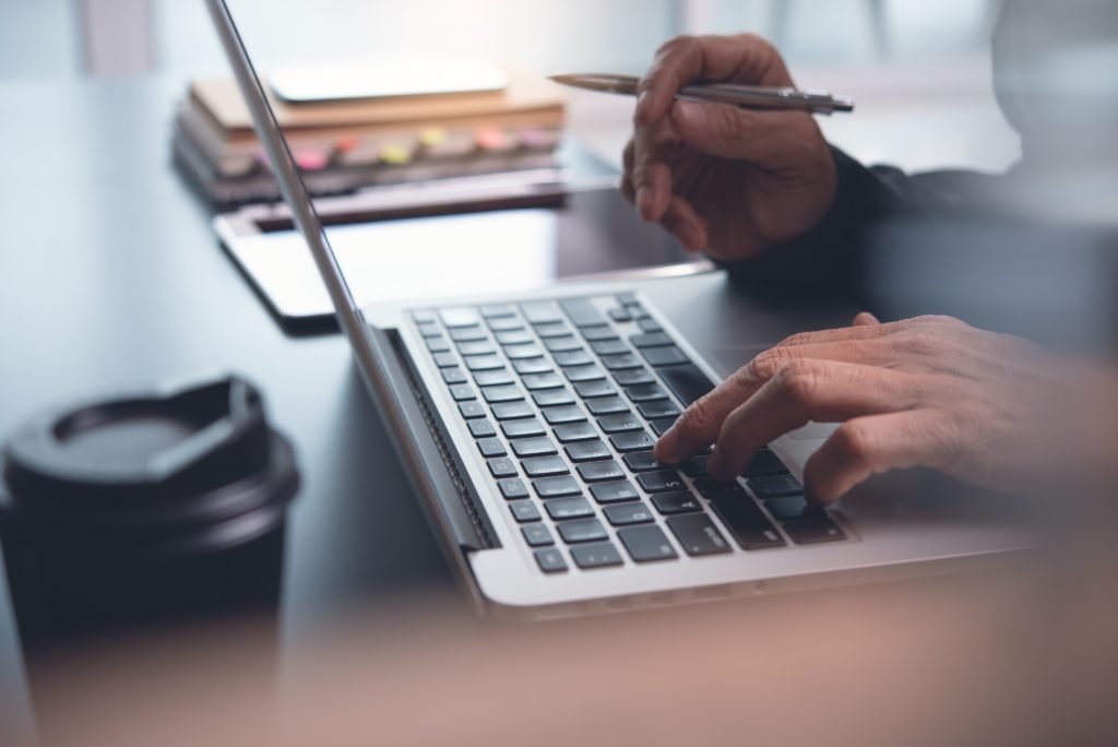 Căutând pe laptop cele mai bune cursuri Amazon FBA