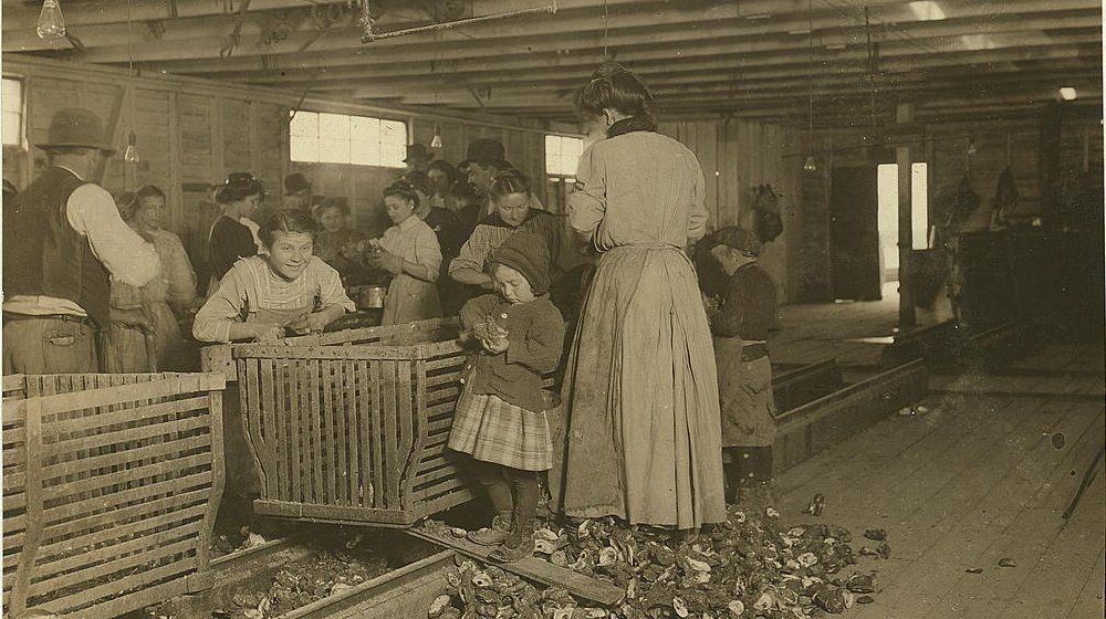 照片显示了17个童工工作的骇人听闻的条件