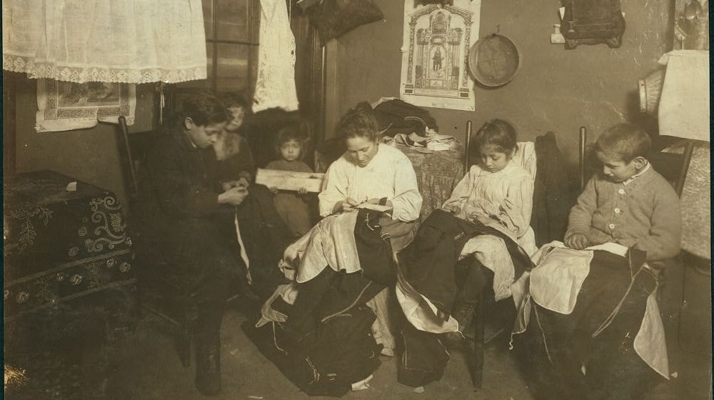 服装整理师 - 工作中的儿童