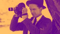 一個男人拿著膠卷相機的照片。