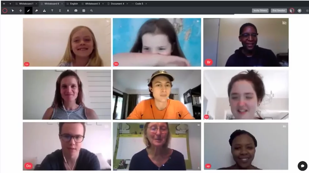 Găzduiește cursuri complete online