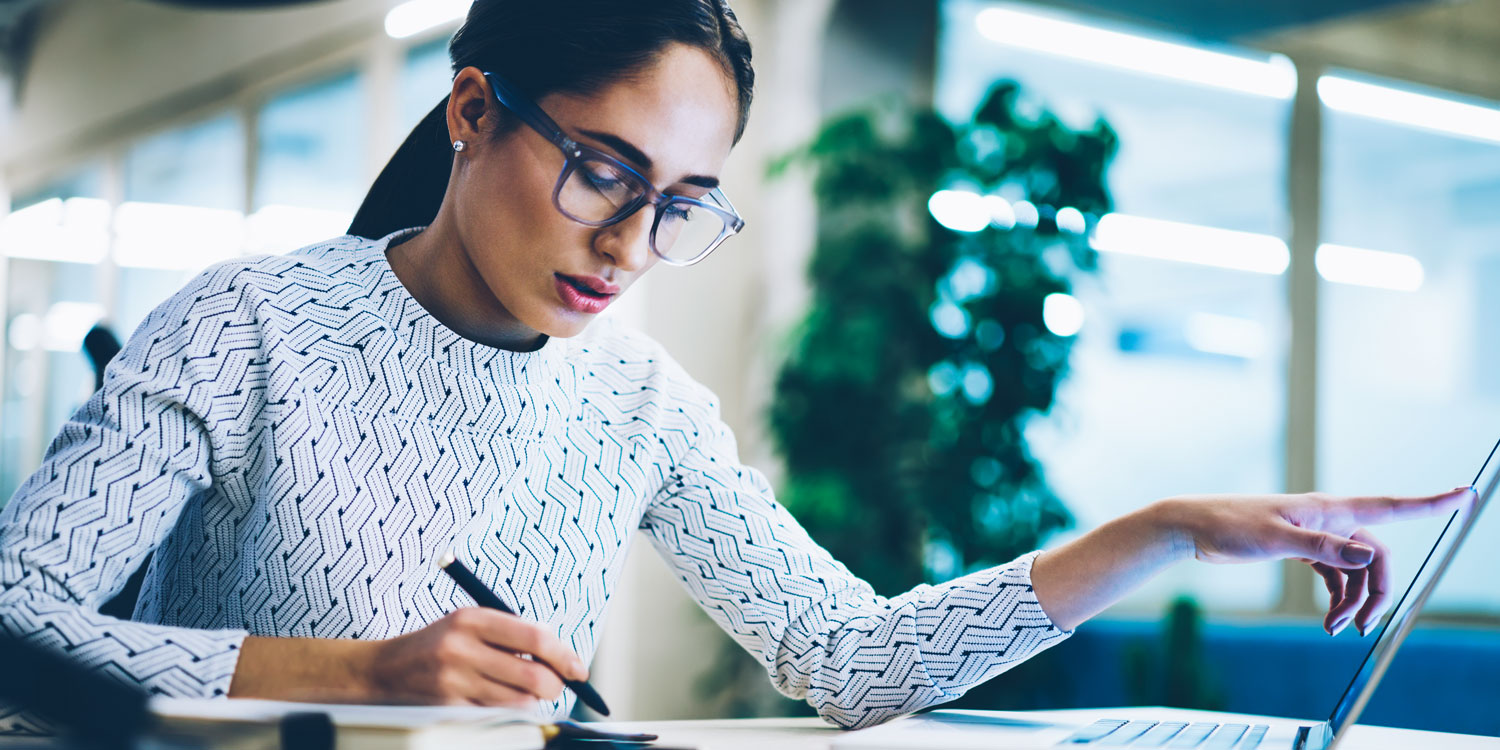 assistente virtual imobiliário fazendo pesquisa
