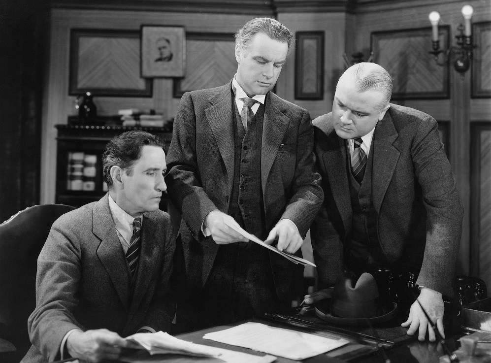 Männer, die Anfang des 20. Jahrhunderts Listen austauschten