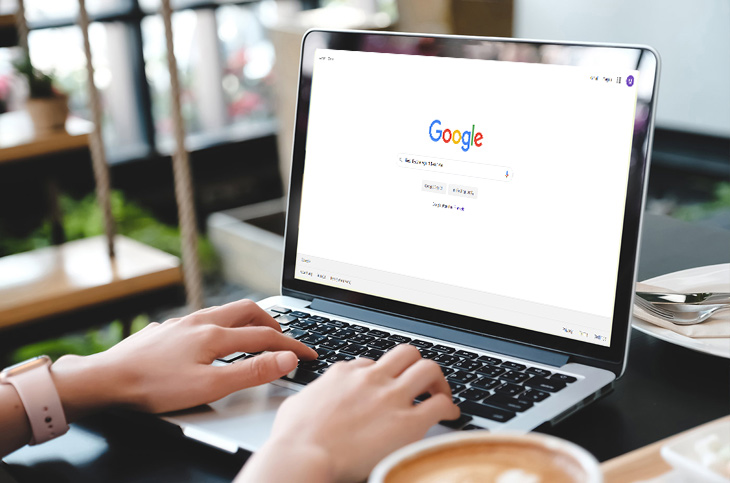 frau sucht google auf laptop