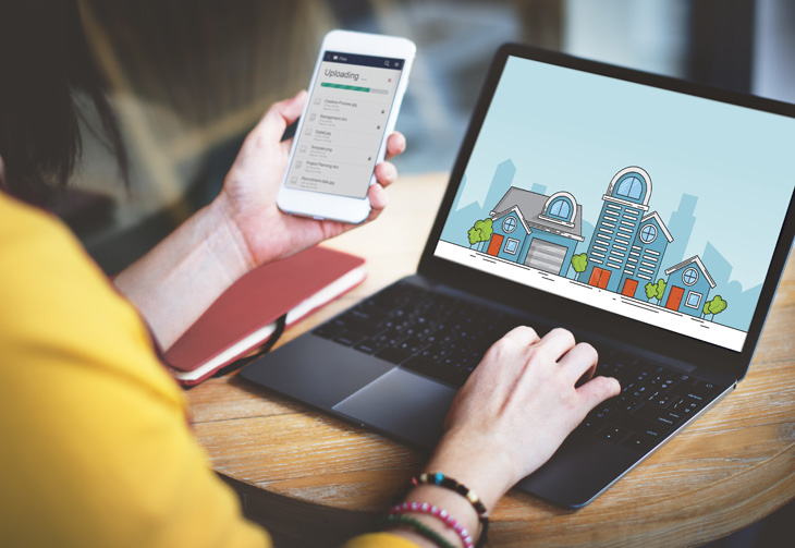 mulher procurando casas