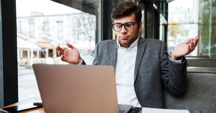 Agente imobiliário confuso