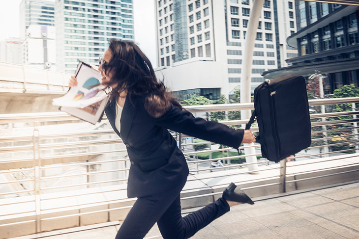 novo corretor de imóveis correndo em