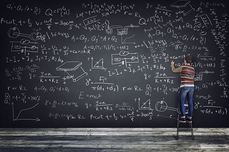 男人在黑板上畫畫