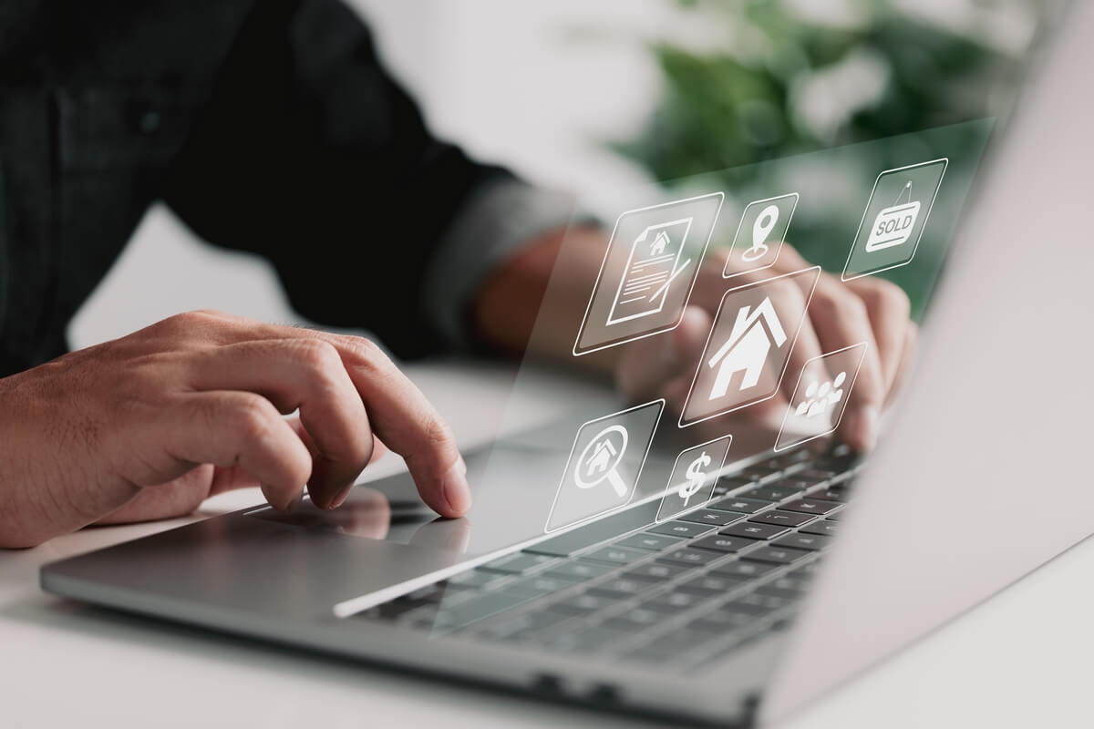 男人几乎在笔记本电脑上工作