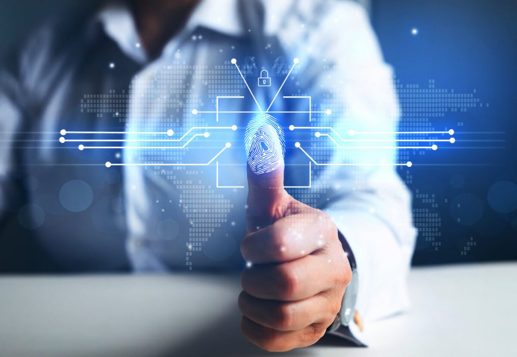 男人用拇指触摸触摸屏