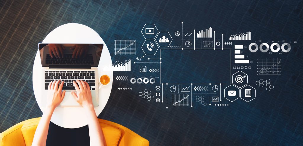 女性在筆記本電腦上打字