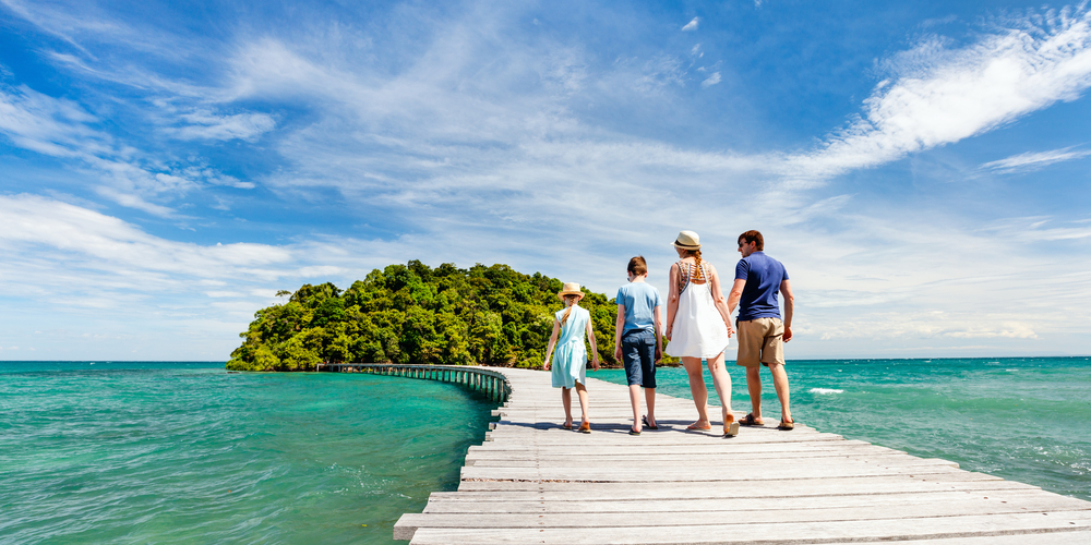 عائلة تمشي على لوح المشي