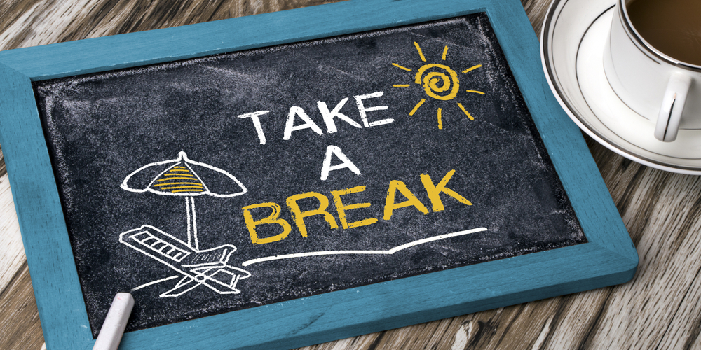 خذ استراحة مكتوبة على السبورة السوداء