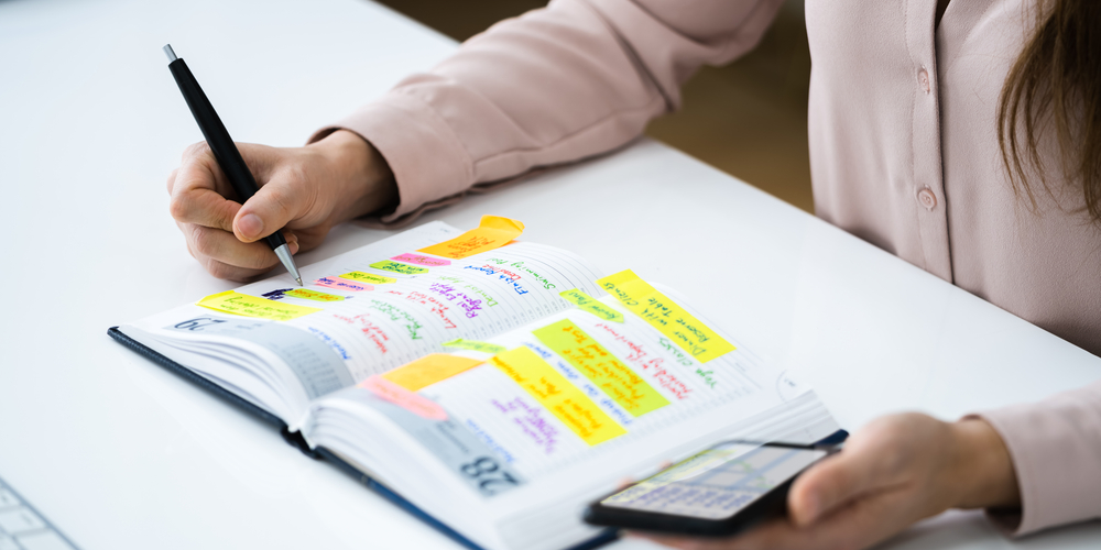 امرأة تكتب في جدول الأعمال