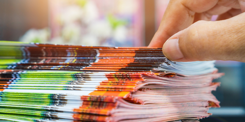 男人翻阅小册子