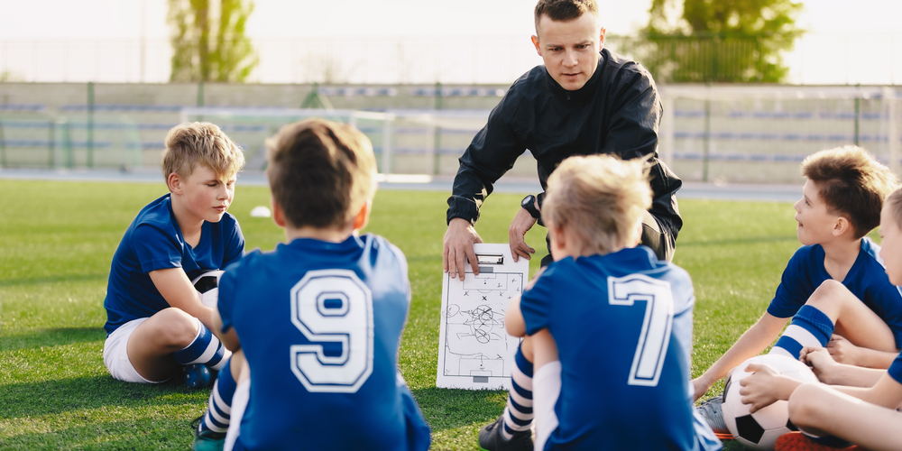 男子指导儿童足球比赛