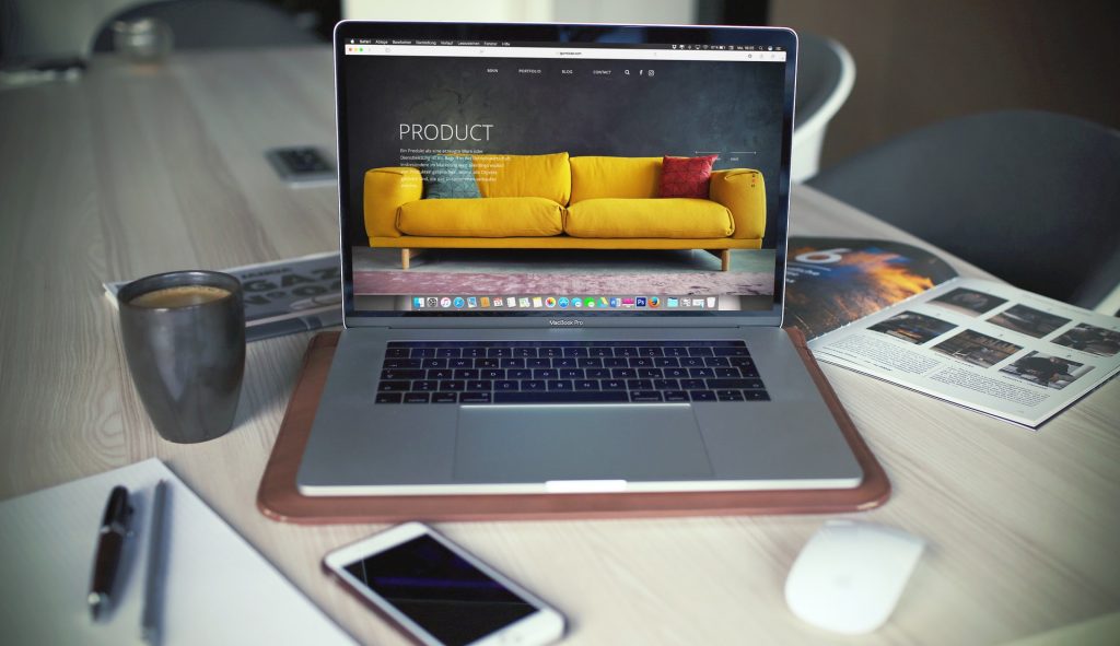 page d'accueil de conception de site Web de commerce électronique sur un ordinateur portable