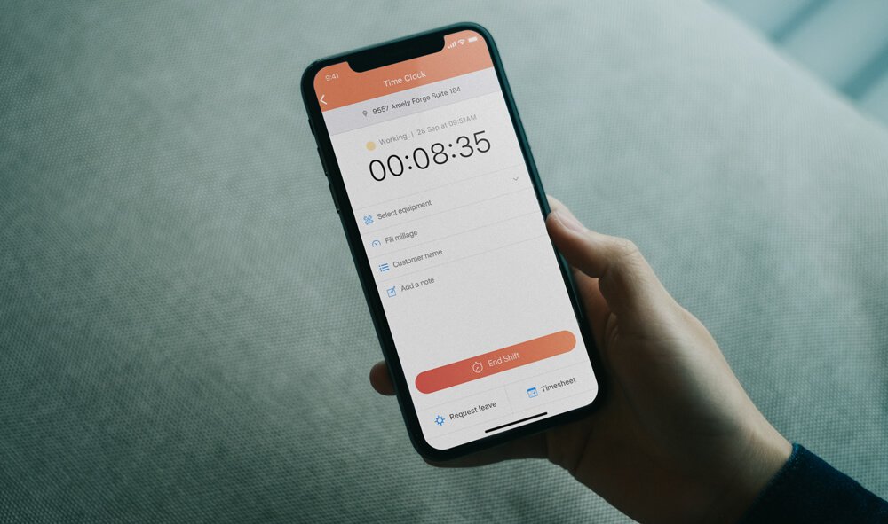 Pracownik korzystający z Connecteam iPhone Time Tracker