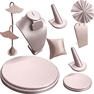 Gemme in esposizione Set da esposizione per gioielli in pelle rosa champagne da 9 pezzi Gems on Display 9 Piece Champagne Pink Leather Jewelry Display Set