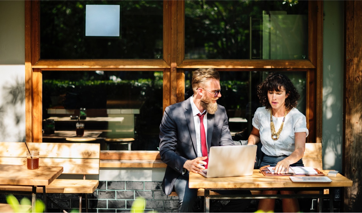 Doi oameni se întâlnesc într-o cafenea