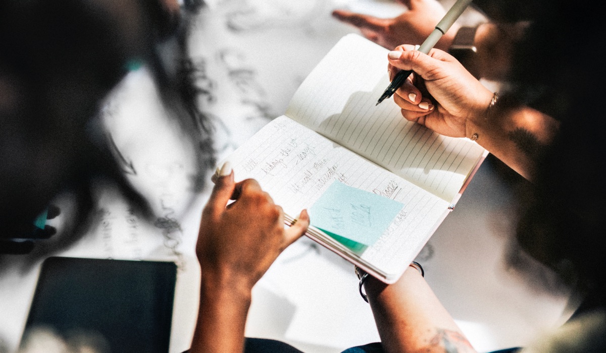 企業主在筆記本上準備設計簡介。