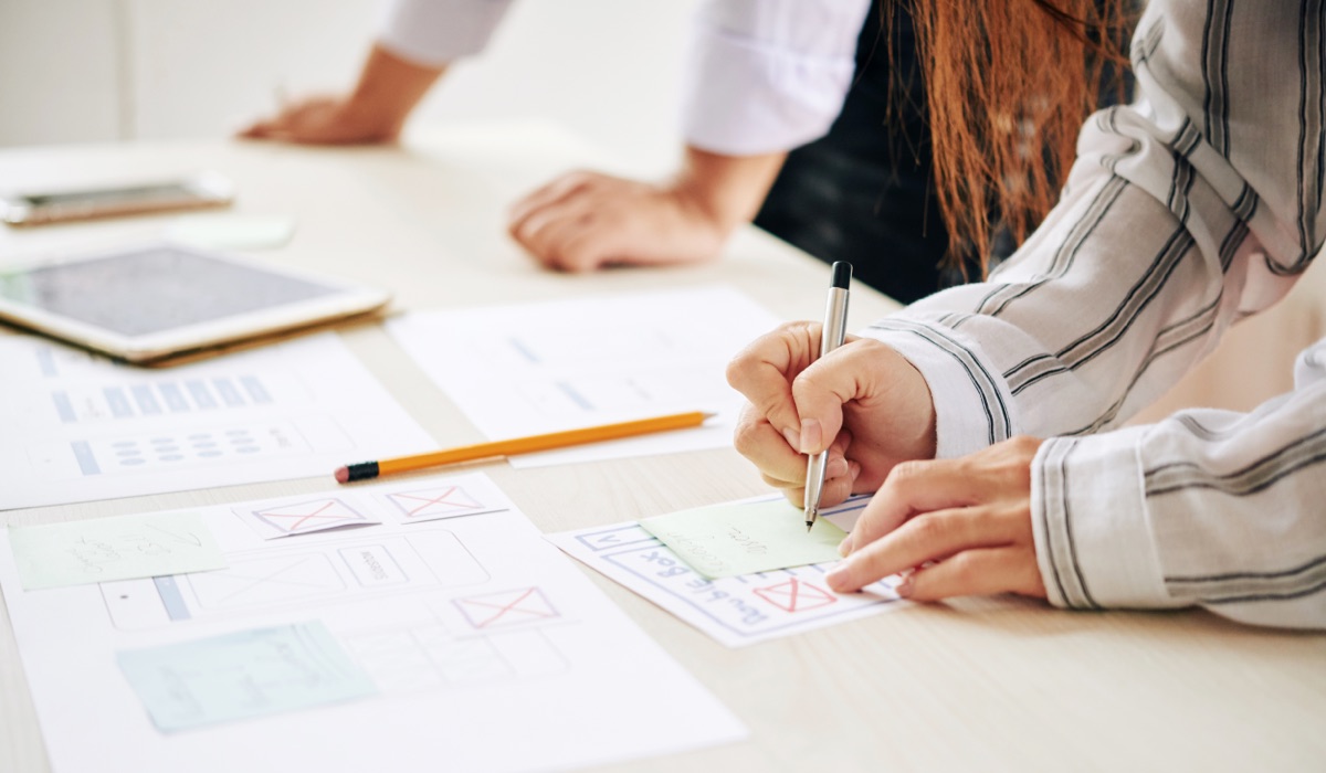 網頁設計師草繪網頁線框。