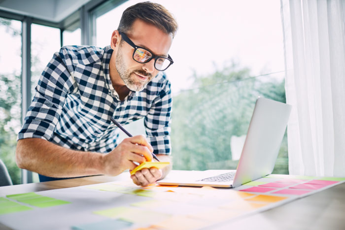 człowiek planujący uniknąć popełnienia błędów przedstawiciela handlowego dekarzy