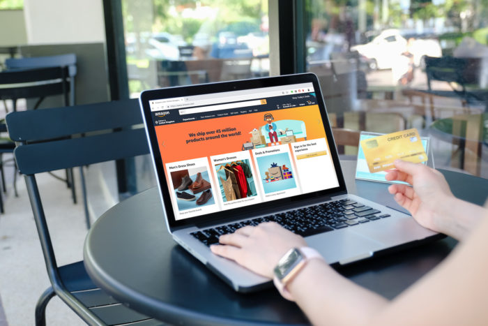 تسوق العملاء على أمازون
