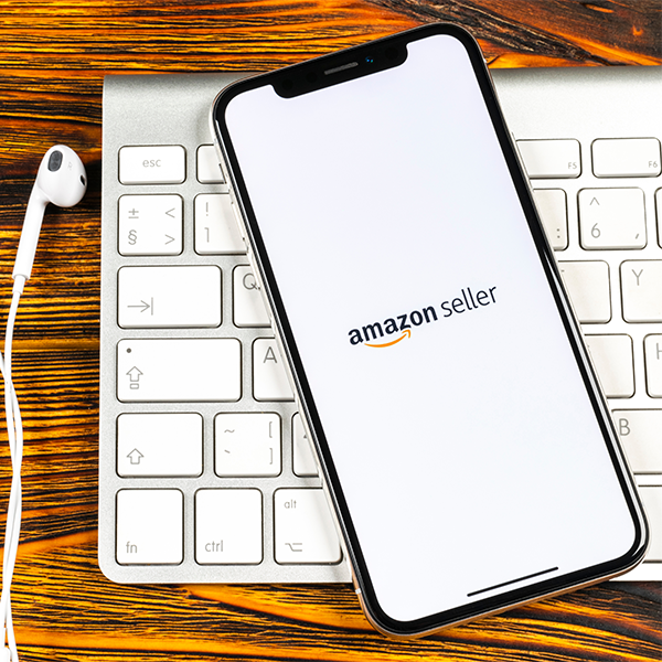 แอพผู้ขาย amazon บนโทรศัพท์ที่วางอยู่บนแป้นพิมพ์