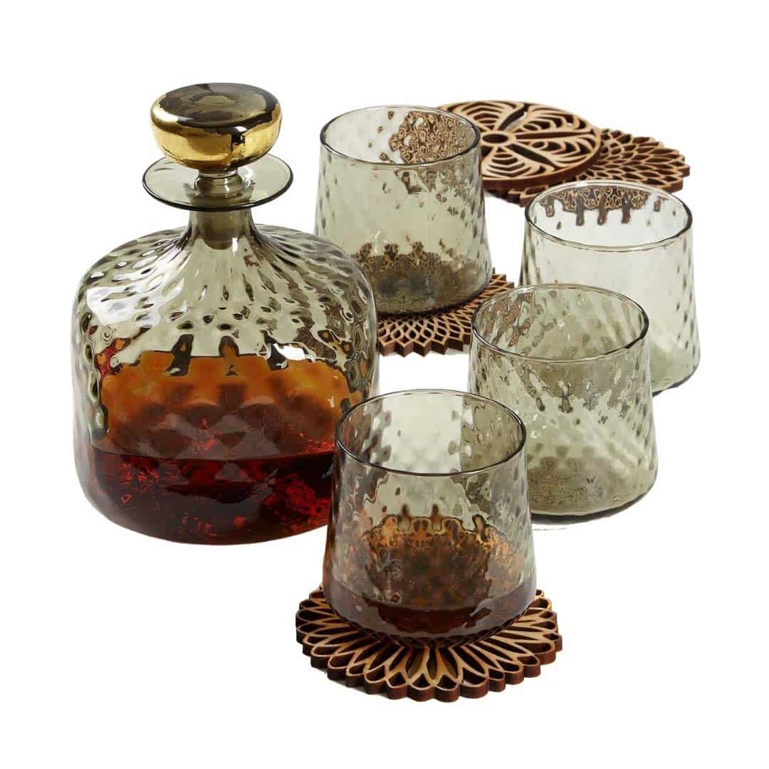 ขวดเหล้าและแก้วน้ำ