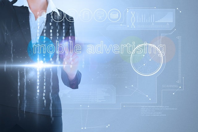 Orang di smartphone dengan hamparan iklan seluler