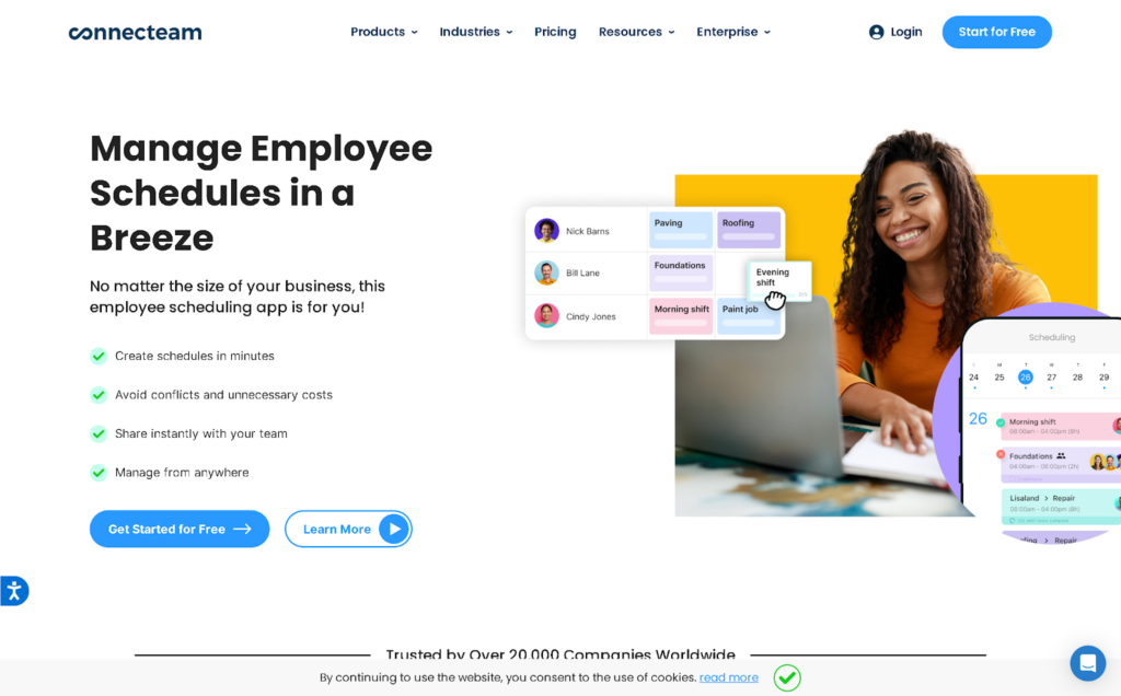 一位女士对着笔记本电脑微笑的屏幕截图