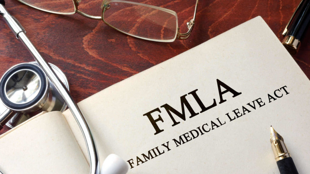 Una pagina con le parole "legge sul congedo medico della famiglia FMLA" su un tavolo con uno stetoscopio