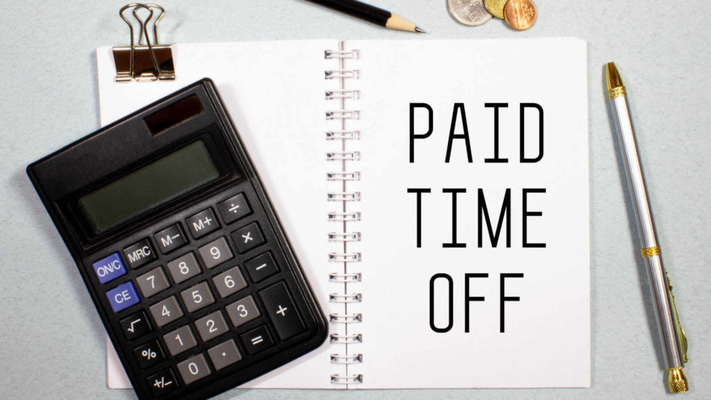 Una coppia si siede sulla spiaggia godendosi il tempo delle vacanze