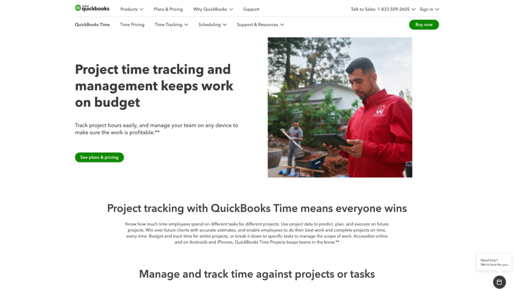 QuickBooks Time 主页显示一名男子手持 iPad 从事景观美化工作
