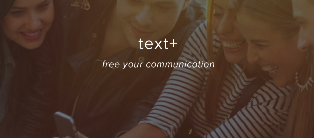 Text+ ウェブページのスクリーンショット。若い女性と男性が画面に向かって微笑んでいる様子