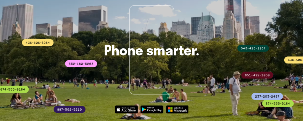芝生の上に人々が座っている都市公園を示す TextNow Web ページのスクリーンショット