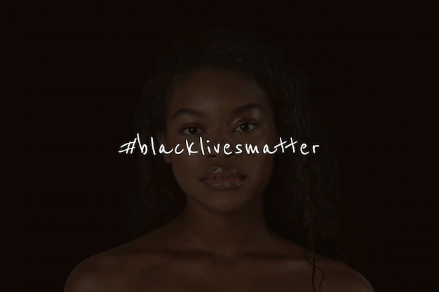 Campanie foto blm gratuită cu o femeie afro-americană în umbră postare pe rețelele sociale