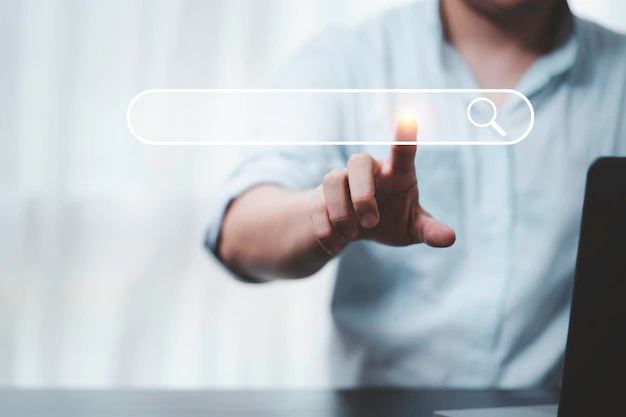 Mão de foto grátis tocando com ícone de pesquisa para otimização de mecanismo de pesquisa ou conceito de seo para encontrar informações por conexão com a internet