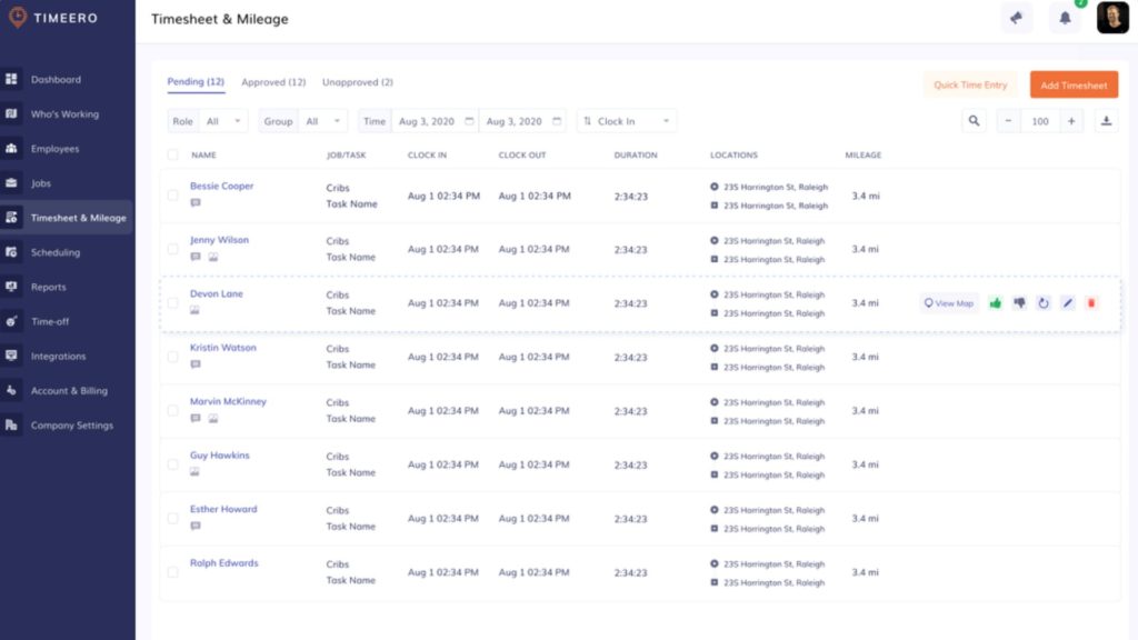 Screenshot von Timeero, der Arbeitsstunden und Kilometerstand für mehrere Mitarbeiter zeigt