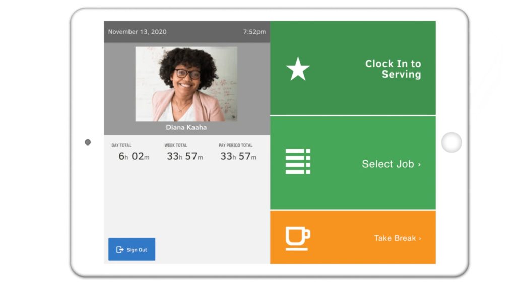 Um tablet mostrando um funcionário marcando ponto usando a interface do Quickbooks Time