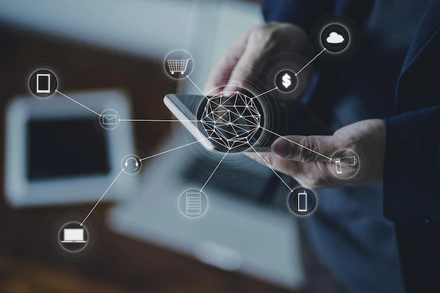 คนถ่ายรูปถือสมาร์ทโฟนกำลังซื้อของออนไลน์และชำระเงินผ่านธนาคาร