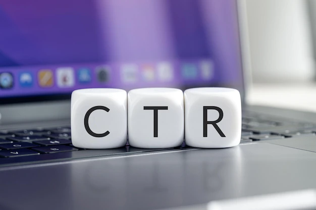 รูปภาพ ctr หรือคลิกผ่านข้อความอัตราบนบล็อกลูกบาศก์บนแล็ปท็อปสมัยใหม่