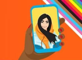 Цветная женщина держит смартфон и использует FaceTime в качестве инструмента для совместной работы с другой цветной женщиной. В углу виден флаг LGBTQIA+.