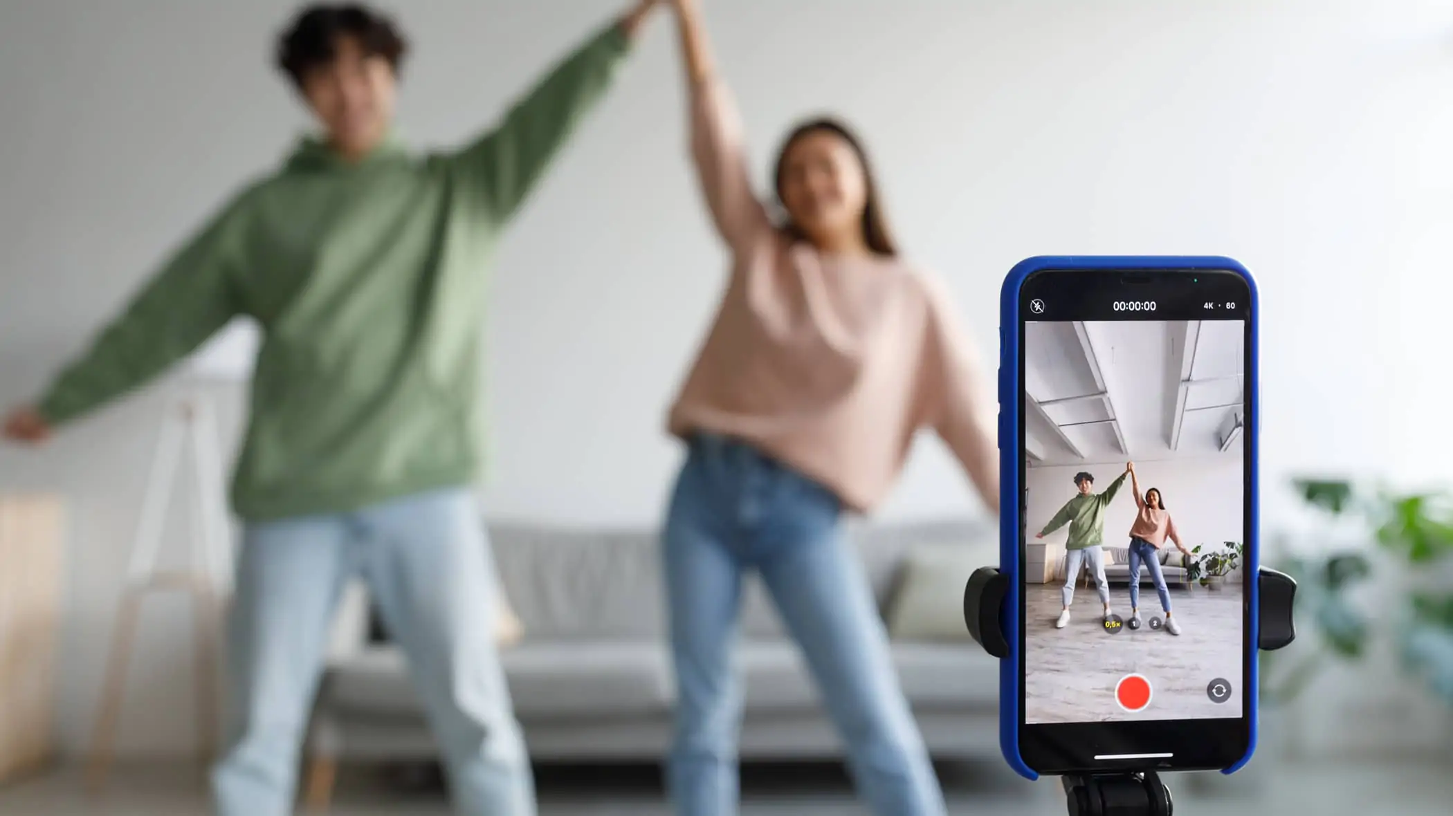 Amici che fanno un tiktok