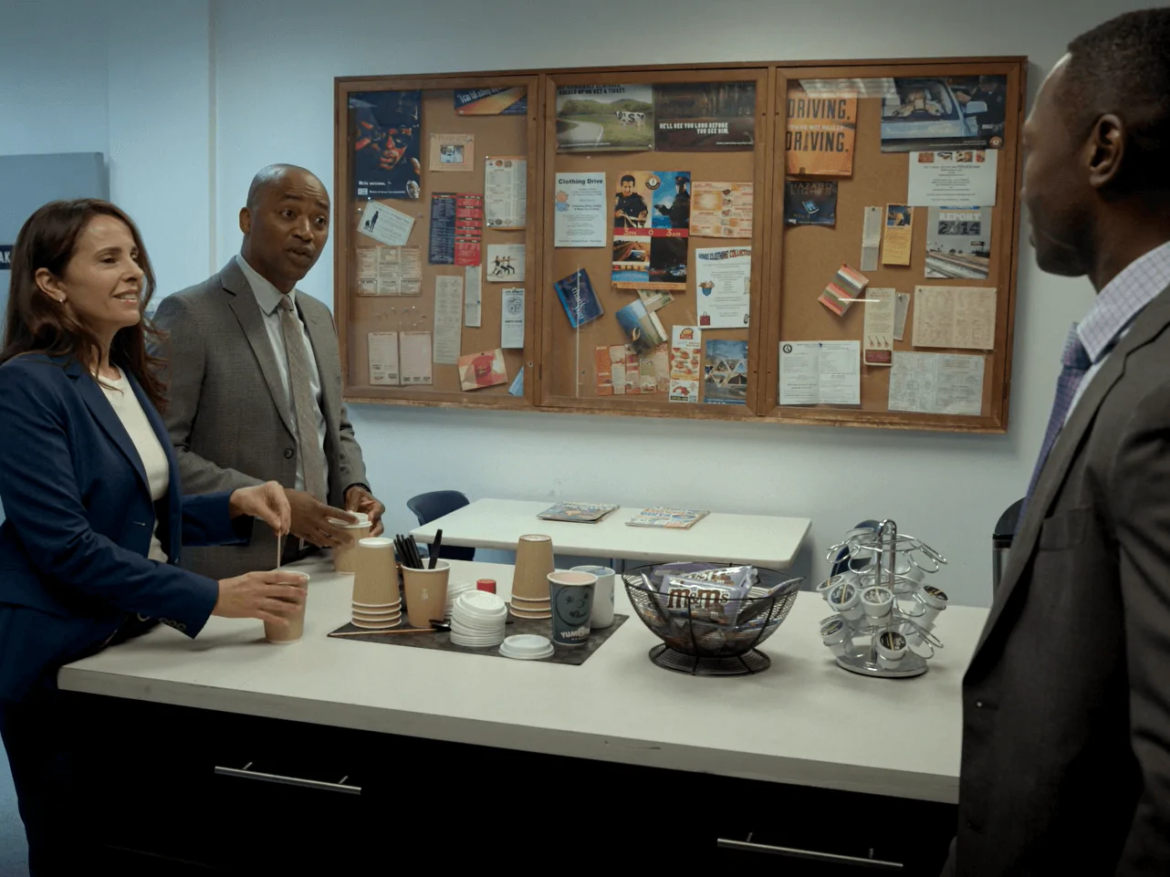 مثال على وضع منتج Amazon الافتراضي مع أشخاص حول وعاء M & Ms