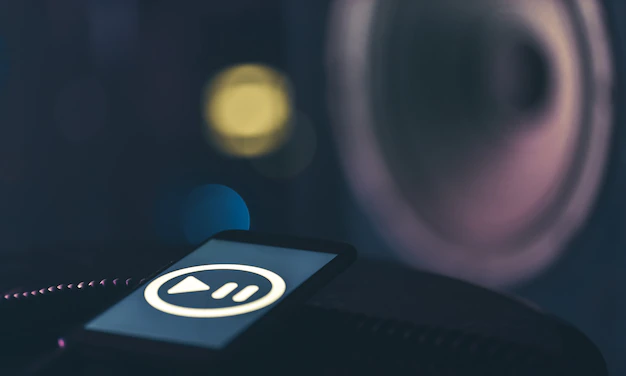 Ponsel foto gratis dengan ikon mendengarkan musik di layar dengan latar belakang gelap, ruang penyalinan.