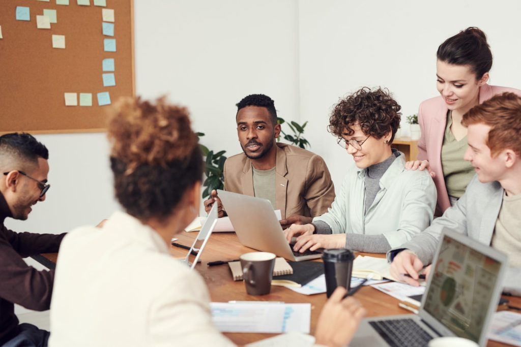 equipo reunido y motivado para trabajar