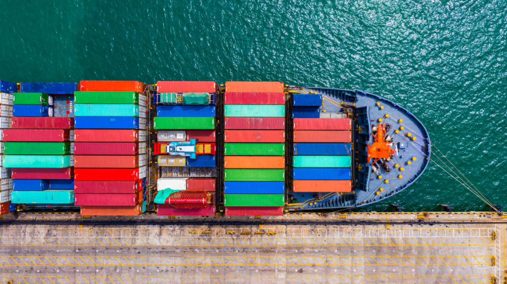 navire de fret amarré