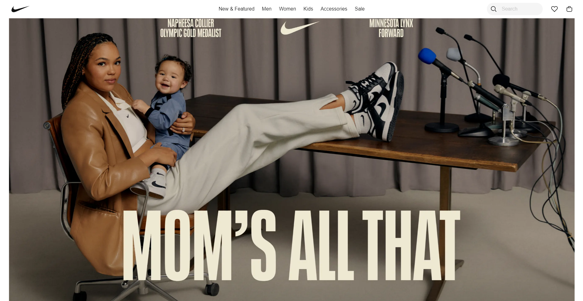 captură de ecran a paginii de pornire Nike, care conține un antet mare care scrie „Mama e tot asta” în caracterul emblematic al Nike
